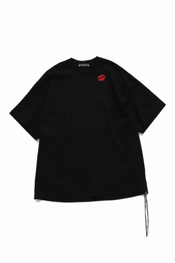 BLACK OVERSIZED LIP TEE