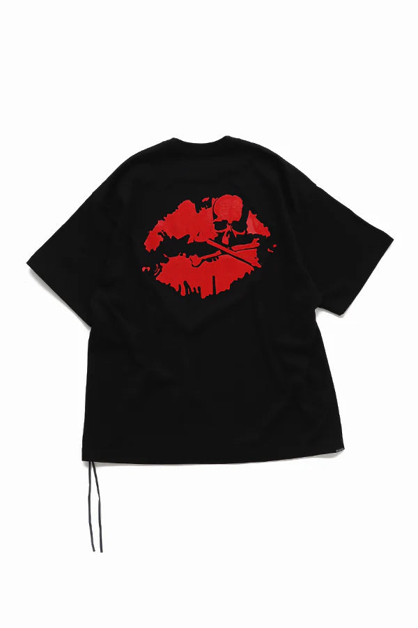 BLACK OVERSIZED LIP TEE