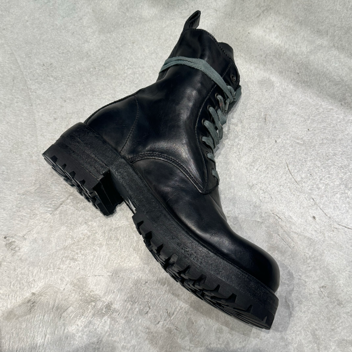 a1923ss24daccombatbootsclosetc